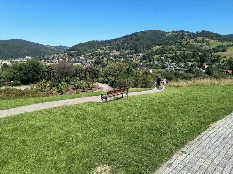 Ogrody tematyczne w Muszynie widok na staw